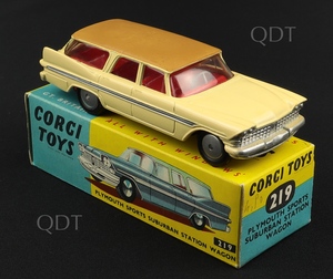 Corgi toys 219 plymouth sports suburban station wagon aa7