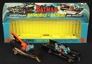 Corgi toys gift set 3 batman batmobile batboat aa104