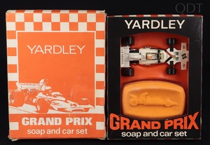 Corgi toys 151 yardley mclaren m19a  f1 grand prix car set ff341a front