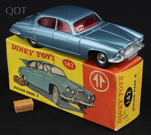 Dinky toys 142 jaguar mark x c999 front
